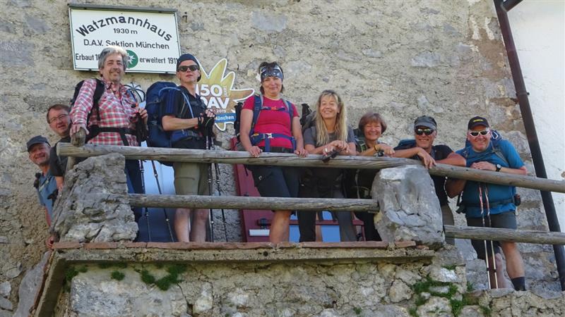 Die Gruppe vor dem Watzmannhaus
