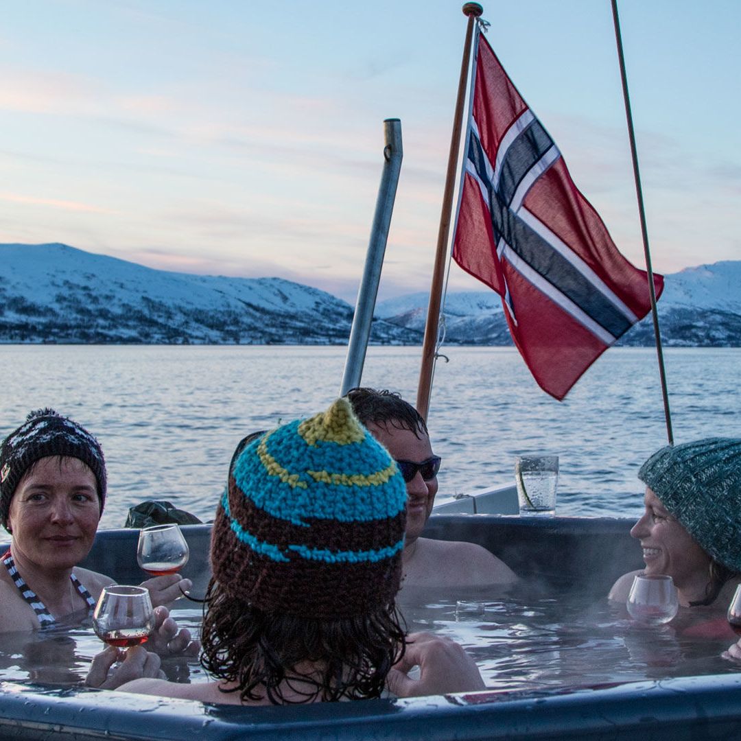 geniessen-im-hot-tub-bei-den-gefuehrten-skitouren-mit-schiff-in-norwegen.jpg