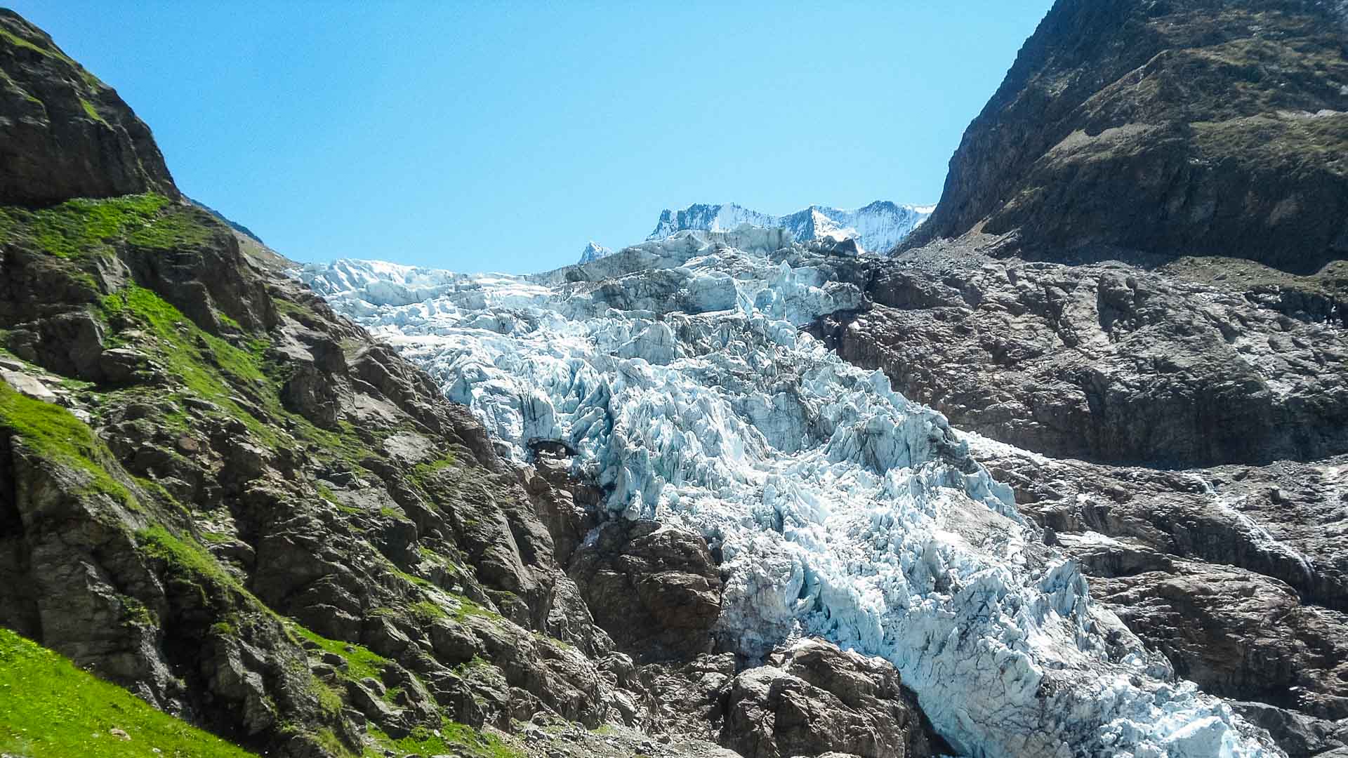 Gletscher am Schreckhorn auf der Hochtour mit Bergfuehrer