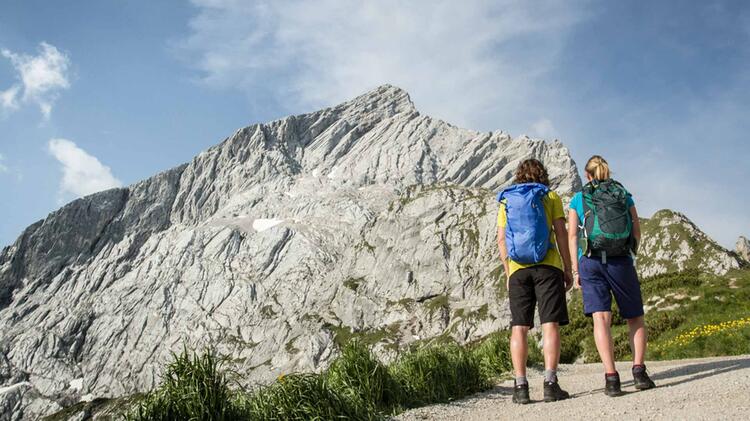 Klettersteig Auf Die Alpspitze In Garmisch Partenkirchen Mit Blick Zur Zugspitze