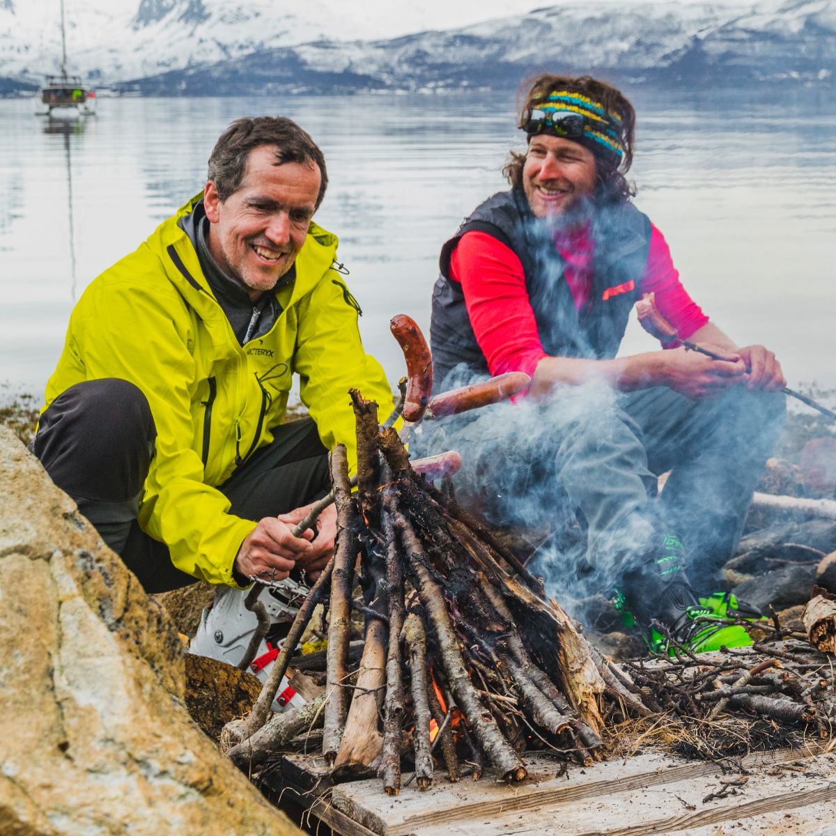nationalfeiertag-norwegen-grillen-am-strand-nach-einer-gefuehrten-skitour-vom-schiff.jpg