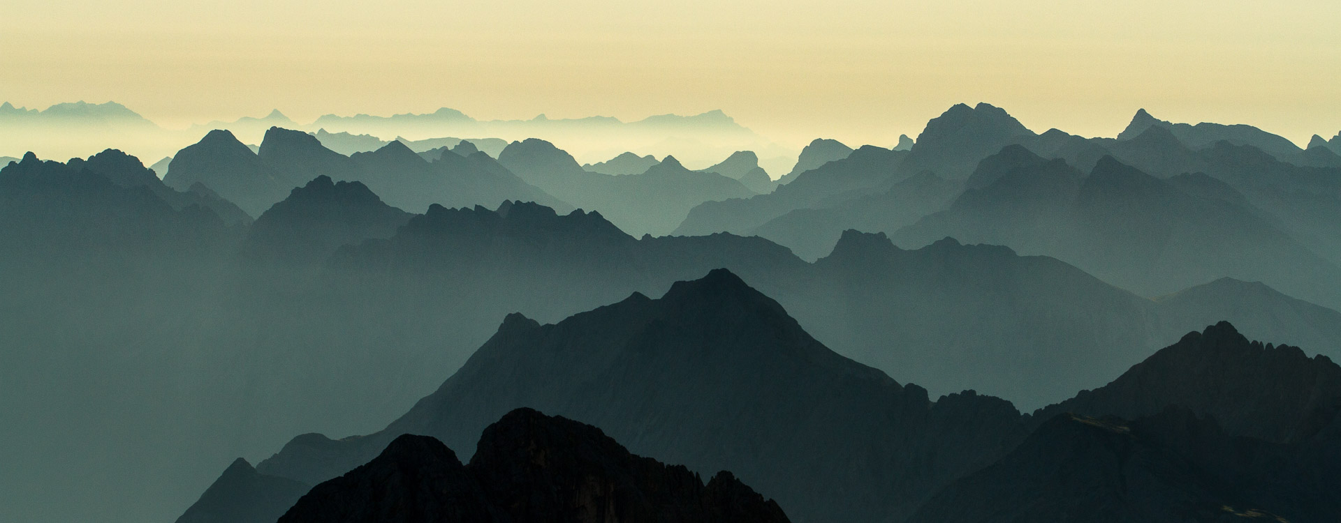Traumhafter Ausblick von der Zugspitze nach dem Klettersteig Jubilaeumsgrat Traumhafter Ausblick von der Zugspitze nach dem Klettersteig Jubilaeumsgrat